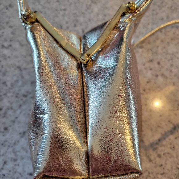 VINTAGE GENUINE LEATHER GOLD COLOR HANDBAG/SOLDERBAG IN EXCELLENT CONDITION - Picture 6 of 9